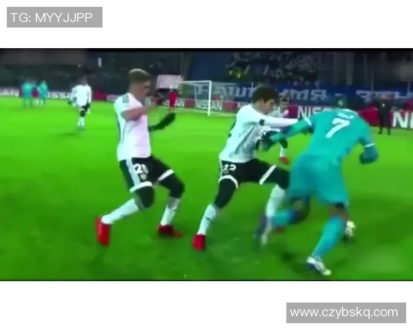 足球巨星比赛遭遇恶意犯规对手被判重罚引发球迷热议